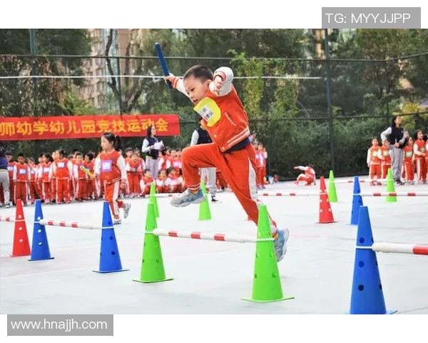 幼儿园小朋友篮球运动表演精彩瞬间展现团结与快乐的童年时光